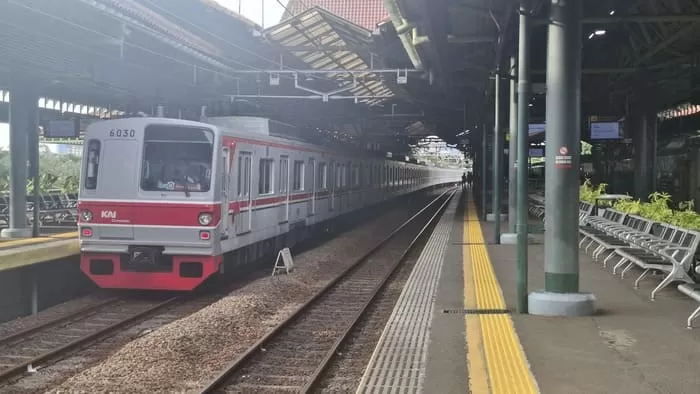 Misteri KRL Commuter Line Tak Berhenti di Stasiun Gambir Penjelasan Resmi Fakta
