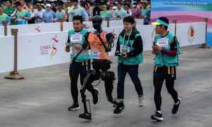 Robot Humanoid Debut Maraton Beijing Berlari Sejajar dengan Manusia