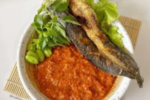 Ikon Kuliner Nusantara Kisah di Balik Spanduk Warung Pecel Lele