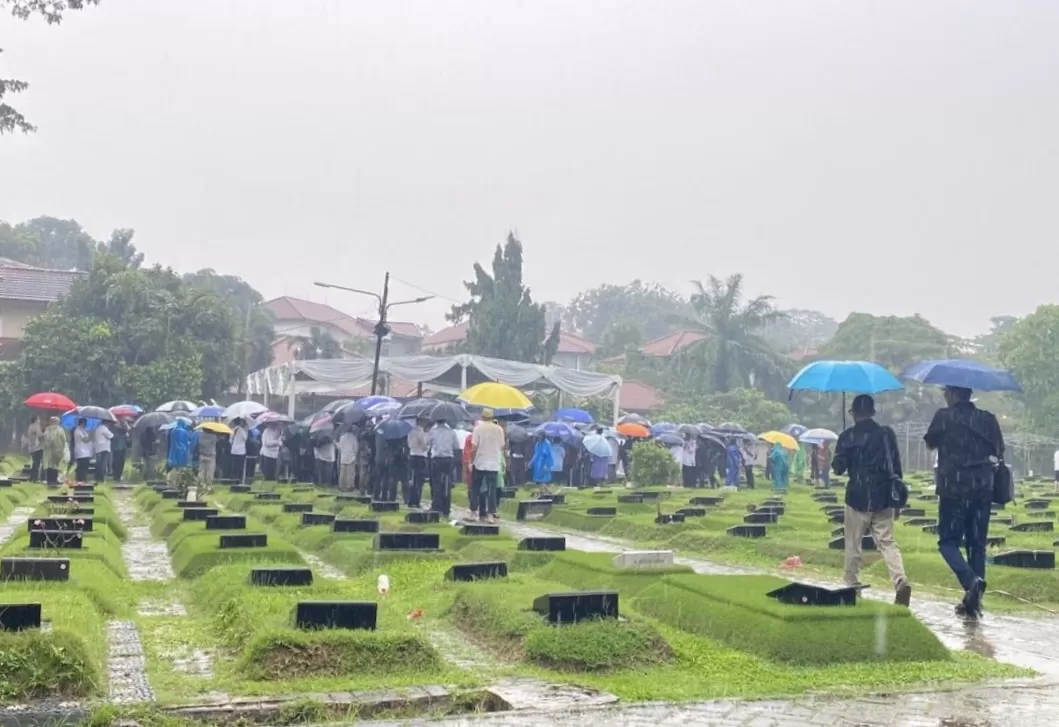 Pemakaman Ibrahim Assegaf Hujan Mengiringi Duka Tokoh Nasional
