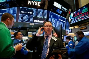 Wall Street Lesu Negosiasi Dagang AS China Jadi Bayang Bayang Resesi
