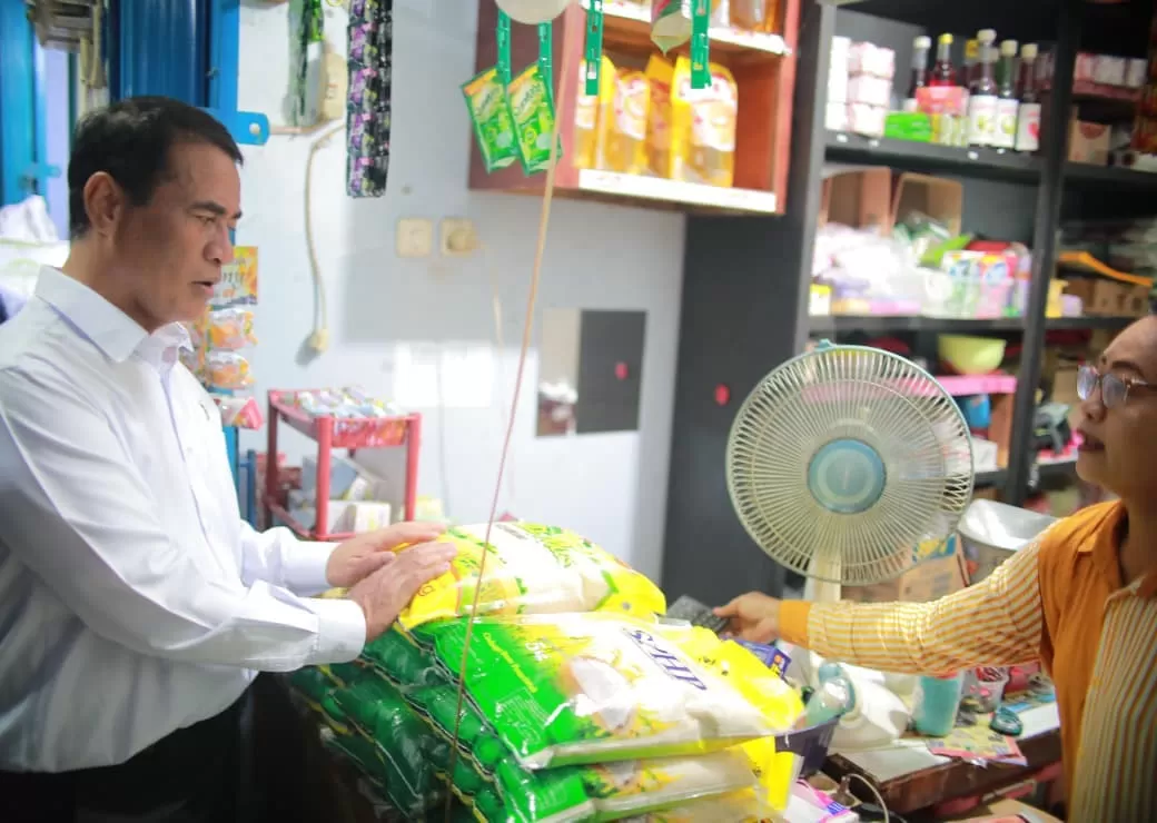 Beras Premium Kembali Ramaikan Rak Minimarket: Stok Tercukupi