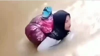 Bidan Dona: Arus Deras Tak Halangi Pengabdiannya di Pasaman