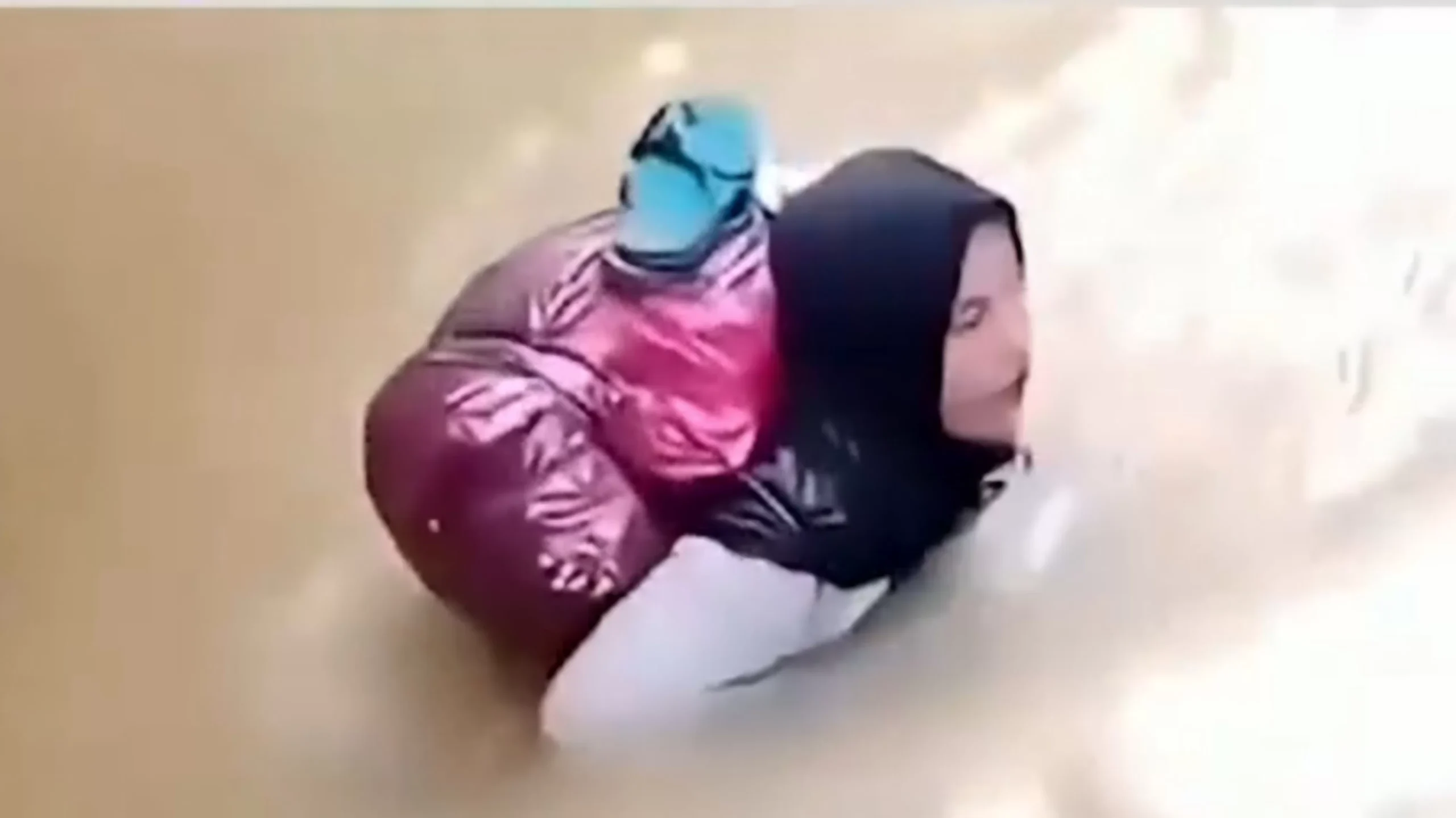 Bidan Dona Arus Deras Tak Halangi Pengabdiannya di Pasaman scaled