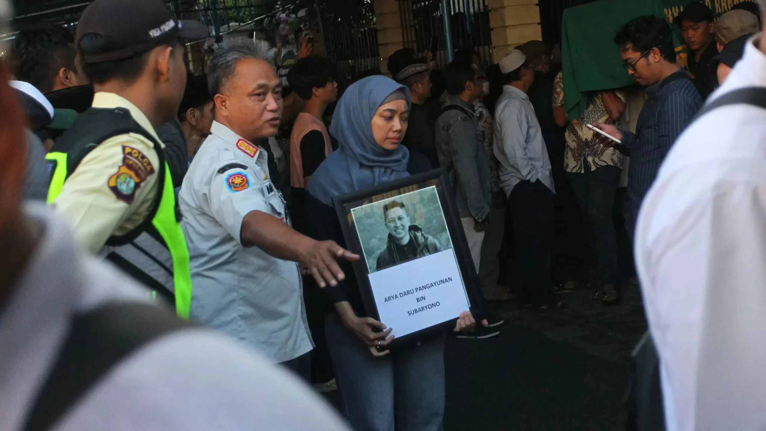 Keluarga Diplomat Arya Daru Akun Medsos Hilang Tetap Aktif scaled