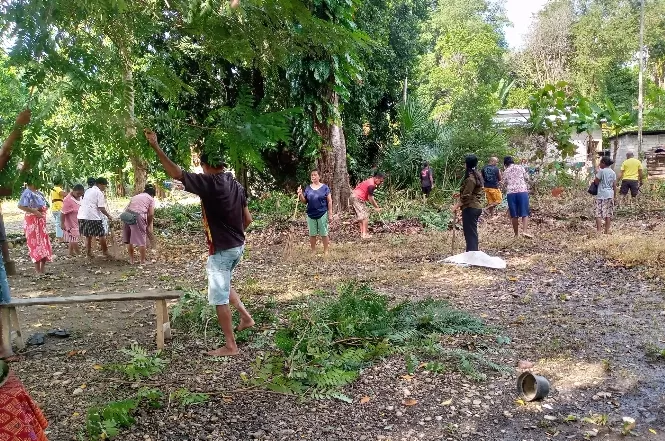 Gotong Royong Ajaib Kepala Desa Pimpin Perombakan PAUD Maria Helena