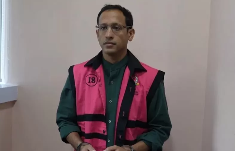 Nadiem Makarim Rompi Pink Borgol dan Rahasia Tuhan yang Mengejutkan