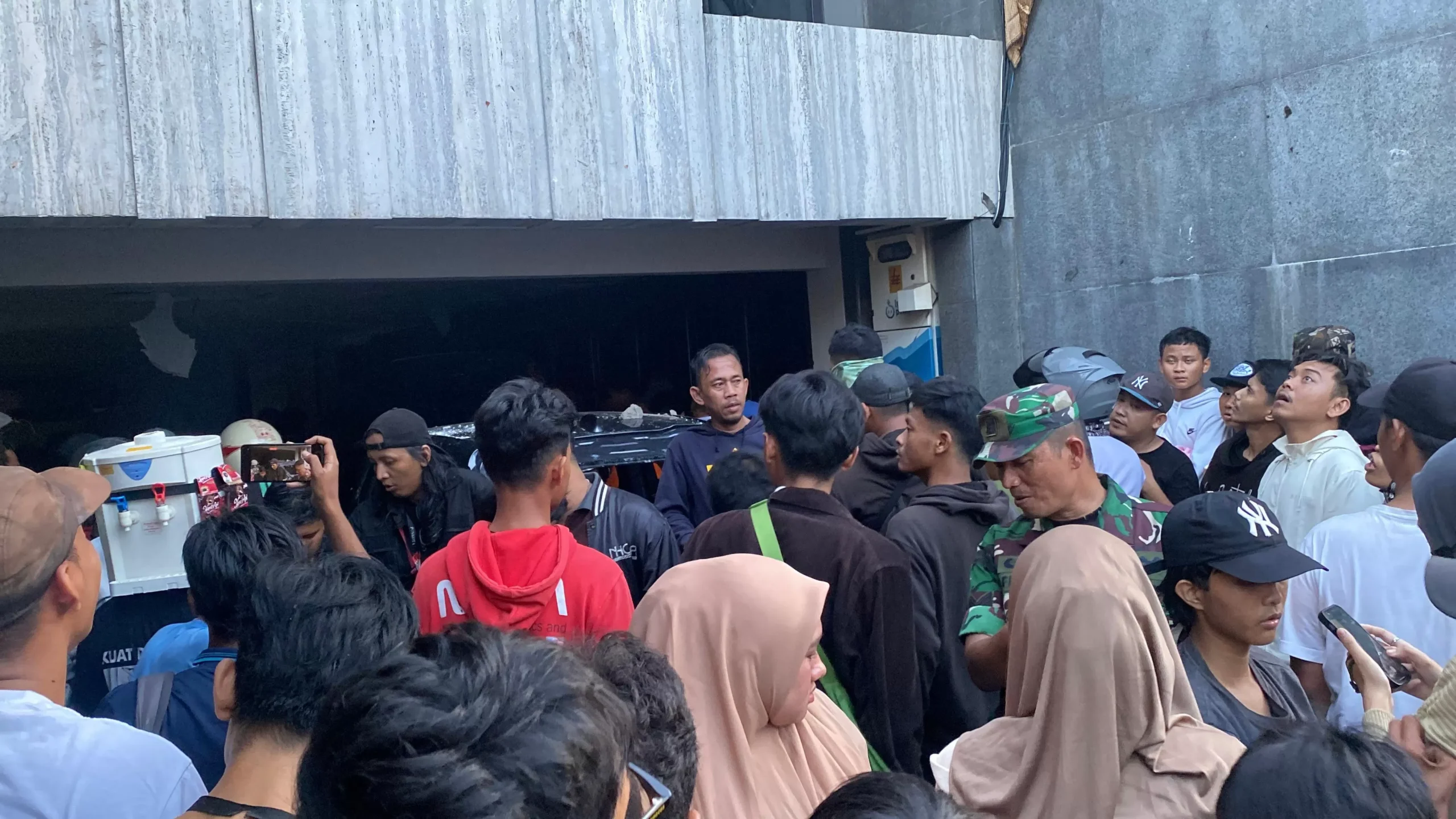 Polda Metro Jaya Usut Penjarahan Rumah Ahmad Sahroni Misteri di Baliknya Terungkap scaled