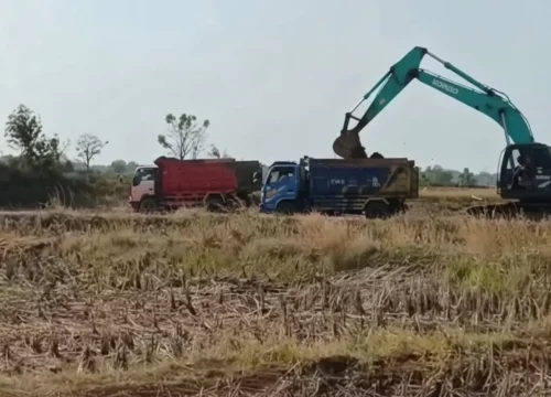 Proyek Ilegal? Aktivitas Truk Tanah Merah Bikin Warga Geram