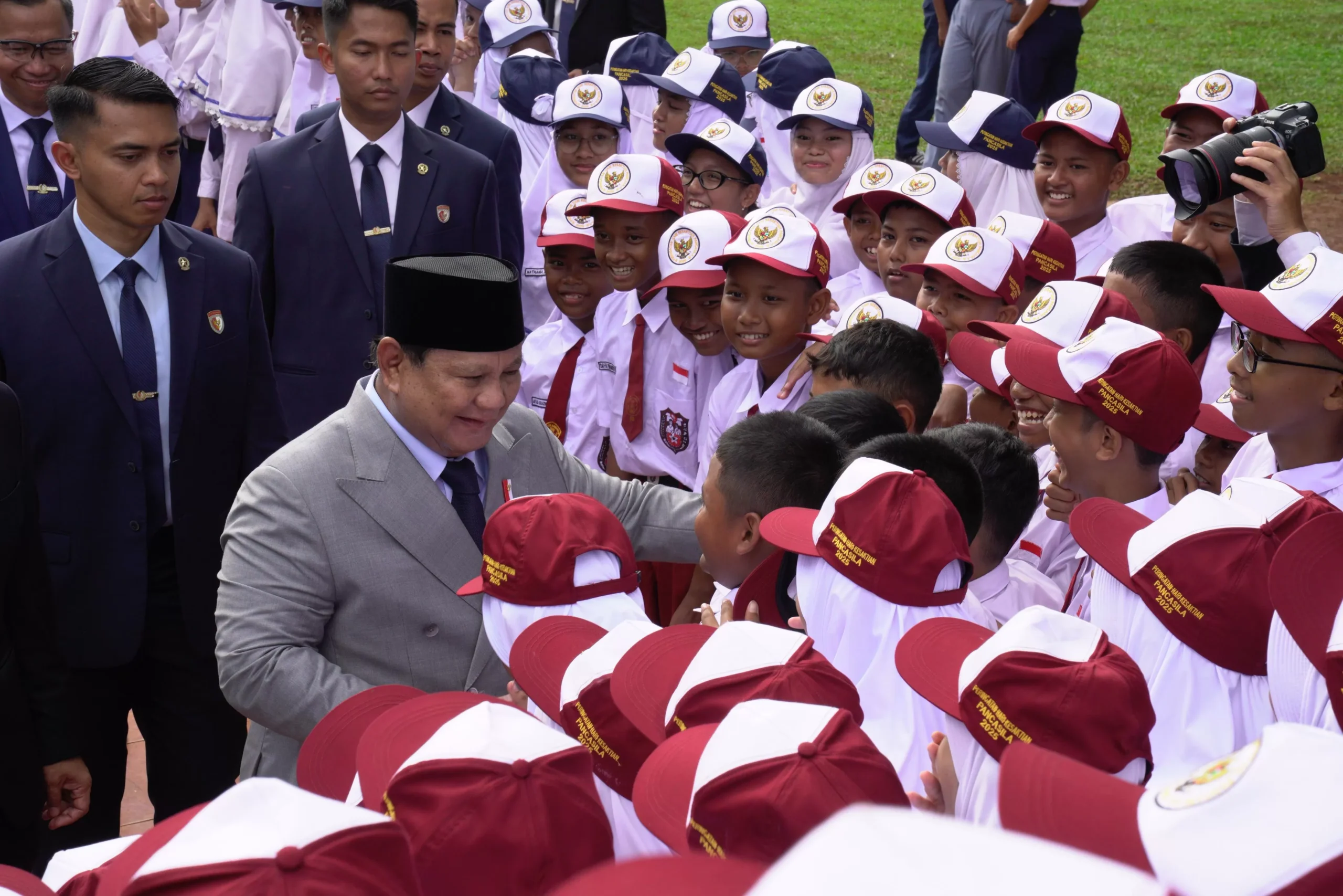 Prabowo Dikepung Siswa di Hari Pancasila Ucapan Menyentuh Ini Jadi Sorotan scaled
