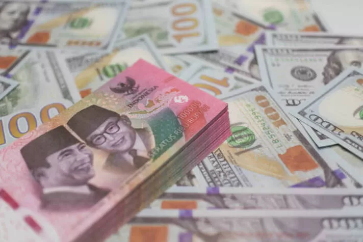 Rupiah Menggeliat Tipis di Tengah Badai Global Ada Kejutan Ekonomi Apa