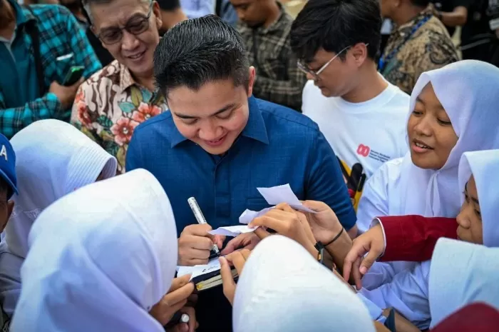 Seskab Teddy Wijaya Kepemimpinan Empatik Popularitas Melejit Tajam di Publik