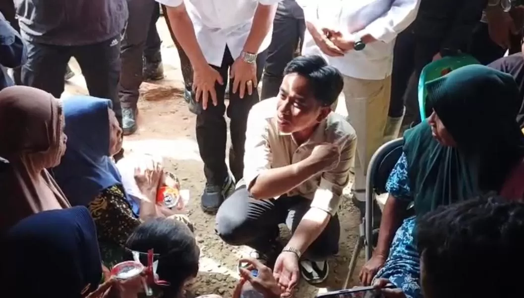 Gibran Kunjungi Pengungsian Batang Toru Jokowi Perintahkan Pemulihan Cepat