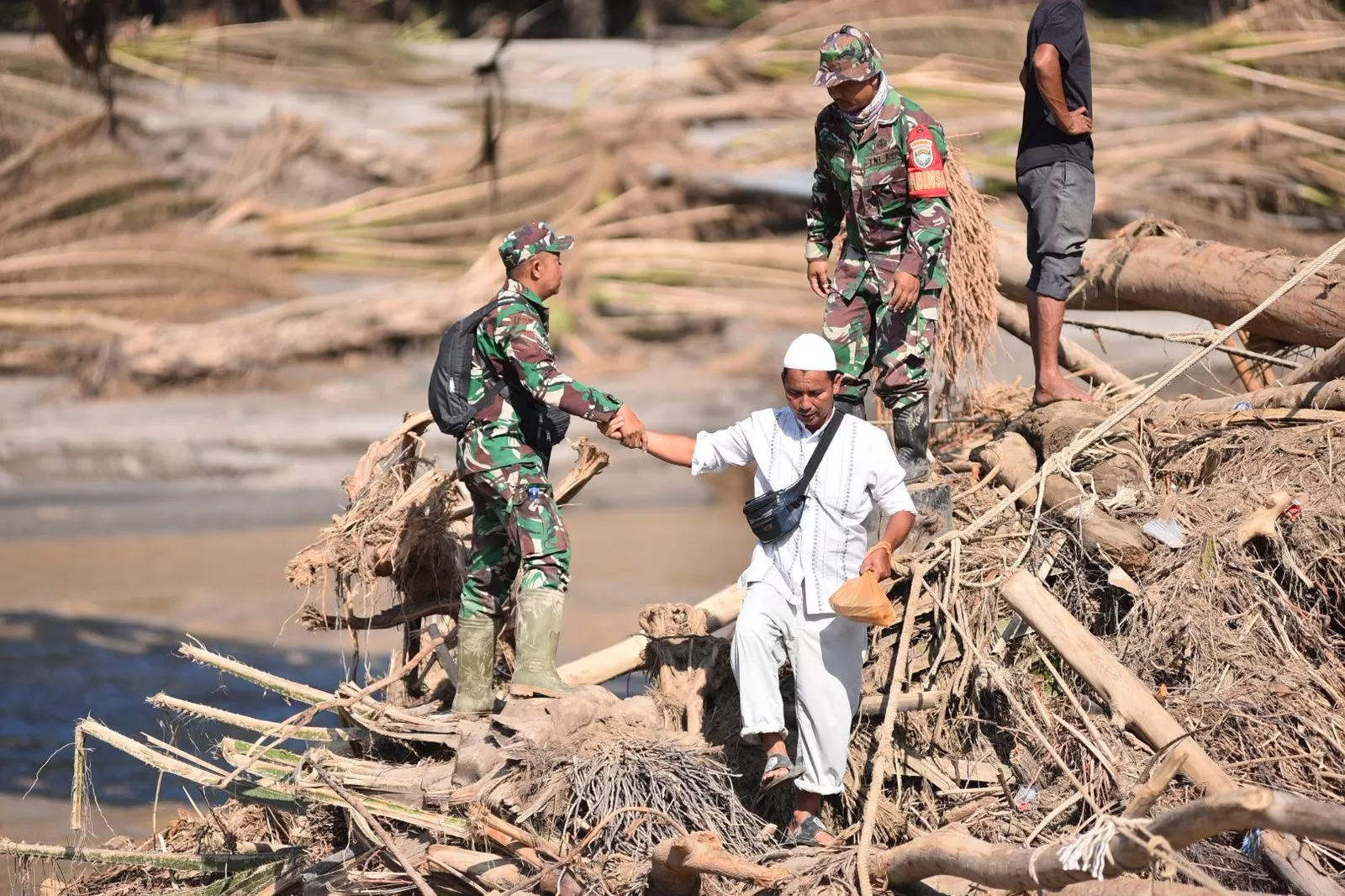 KLHK Cabut Izin 8 Perusahaan Sumatera Banjir Bandang Pidana Menanti