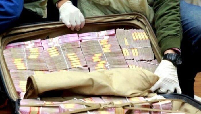 KPK Geledah Rumah Bupati Indragiri Hulu, Amankan Ratusan Juta Rupiah!