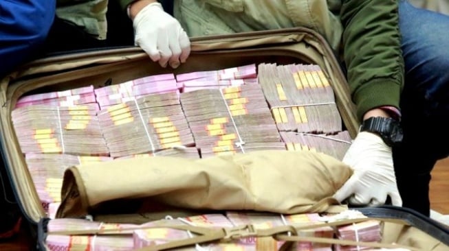 KPK Geledah Rumah Bupati Indragiri Hulu Amankan Ratusan Juta Rupiah