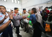 Kapolri Listyo Sigit Pastikan Stasiun Pasar Senen Siap Layani Penumpang Libur Nataru