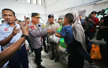 Kapolri Listyo Sigit Pastikan Stasiun Pasar Senen Siap Layani Penumpang Libur Nataru