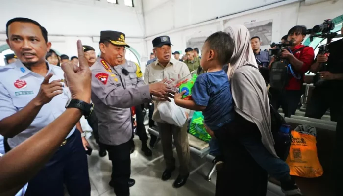 Kapolri Listyo Sigit Pastikan Stasiun Pasar Senen Siap Layani Penumpang Libur Nataru