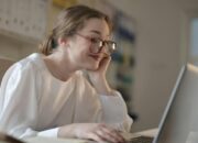 Laptop Terhubung Kilat ke Internet: Panduan Mudah Lewat Ponsel Pintar Anda!