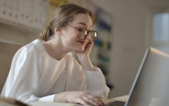 Laptop Terhubung Kilat ke Internet: Panduan Mudah Lewat Ponsel Pintar Anda!