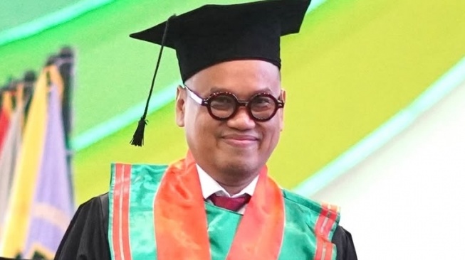 Uya Kuya Selesaikan Tesis 3 Bulan Gen Z Heran Fakta atau Cuma Sensasi