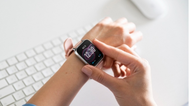 5 Smartwatch Baterai Awet Berhari hari Tetap Nyala Aplikasi Aktif Terus