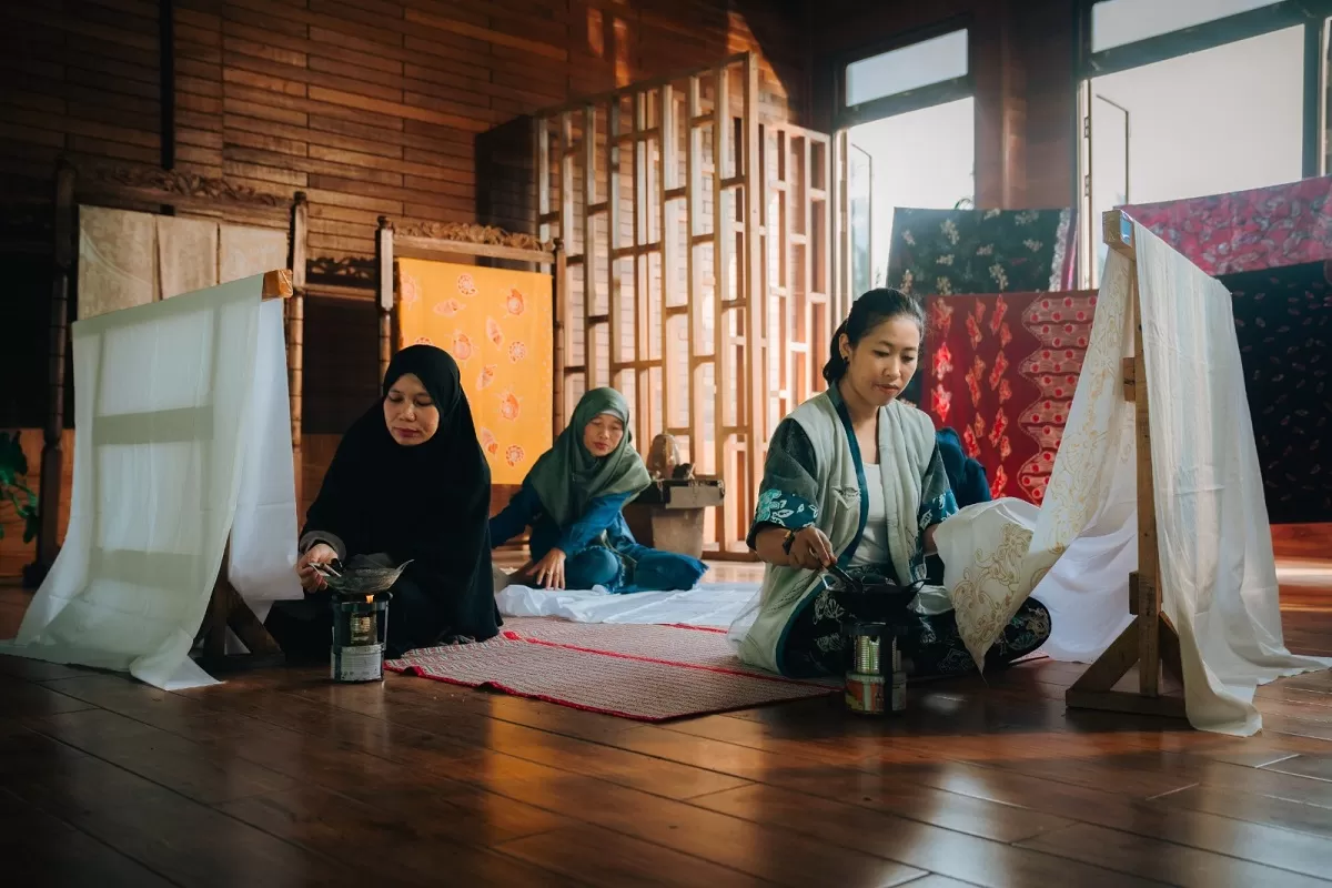 Astra Kembangkan Batik Singkawang Mandiri dan Maju
