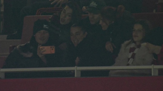 Dua Lipa Jadi Bintang di Emirates Arsenal Pesta Gol Fans Histeris