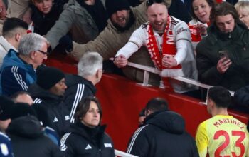 Martinez Ribut! Gawang Arsenal Koyak, Drama Panas Usai Laga, Fans Murka! 4 Martinez Ribut Gawang Arsenal Koyak Drama Panas Usai Laga Fans Murka