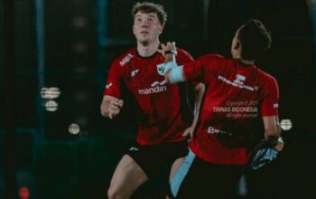 Tragedi Mengerikan: Ole Romeny Terkapar Usai Tekel Brutal Pemain Arema FC 7 Tragedi Mengerikan Ole Romeny Terkapar Usai Tekel Brutal Pemain Arema FC