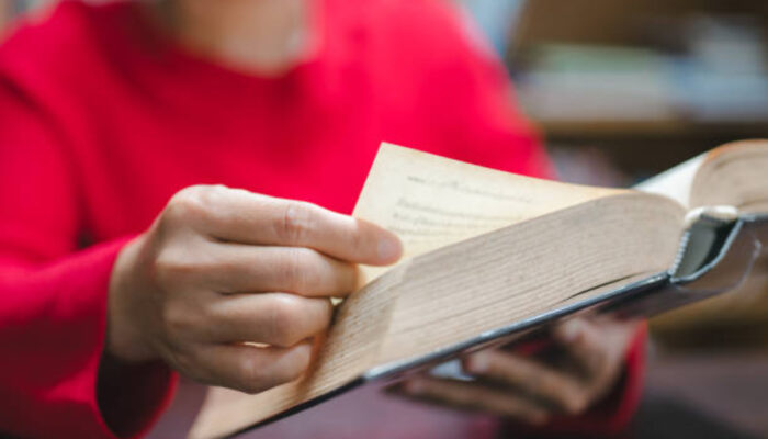 Membongkar Filosofi Unik Bob Sadino: Menggali Nilai Inspiratif dalam “Mereka Bilang Saya Gila!” untuk Pelajar Kurikulum Merdeka