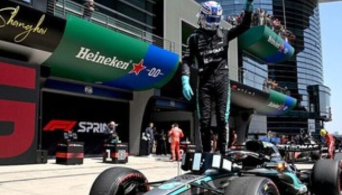 George Russell Gemparkan GP China 2026: Mercedes Curi Kemenangan Sprint dari Duo Ferrari!