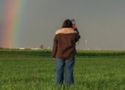 Qamishli Dibuat Geger! Langit Berwarna-warni, Pesan Harapan Terbentang di Suriah!