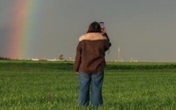 Qamishli Dibuat Geger! Langit Berwarna-warni, Pesan Harapan Terbentang di Suriah!