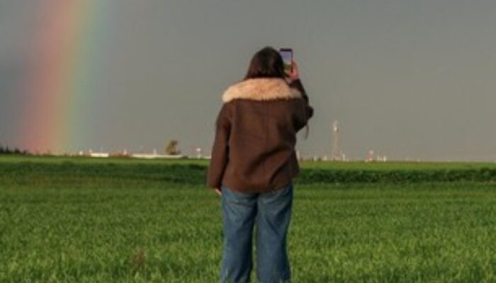 Qamishli Dibuat Geger! Langit Berwarna-warni, Pesan Harapan Terbentang di Suriah!