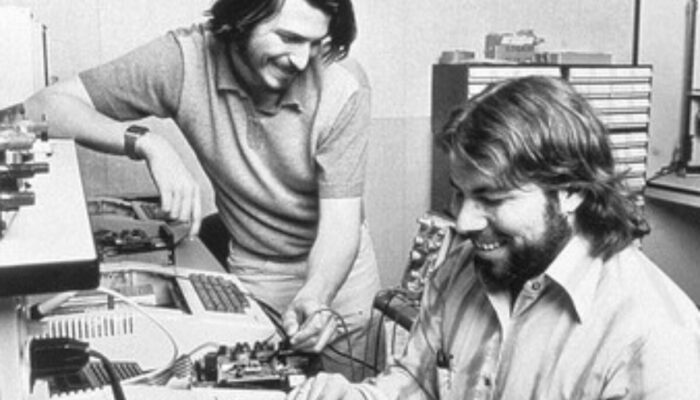 Dari Garasi Usang ke Raksasa Triliunan: Kisah Apple Ditaksir Sebelah Mata 5 Kali!