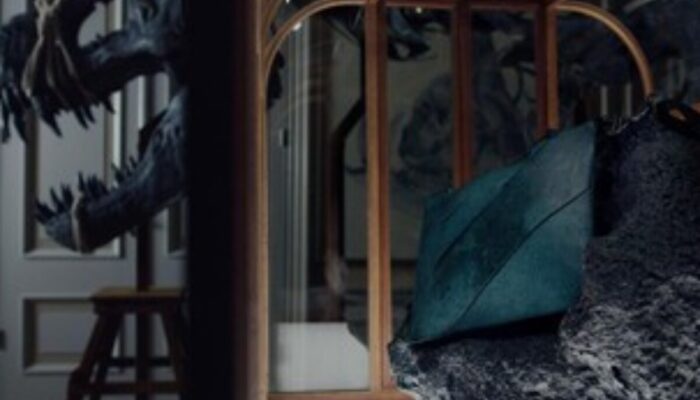 Mengejutkan! Tas Tangan Pertama Kulit T-Rex Sintetis Seharga Miliaran Siap Dilelang!