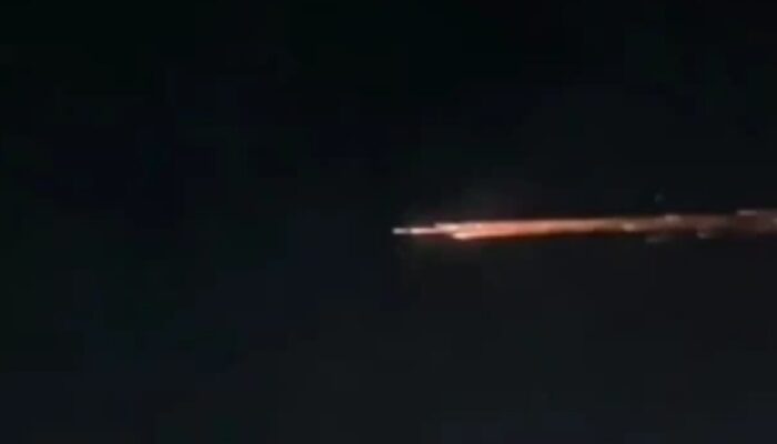 GEGER! Benda Terang Misterius di Langit Lampung: Rudal Iran atau Fenomena Langka?