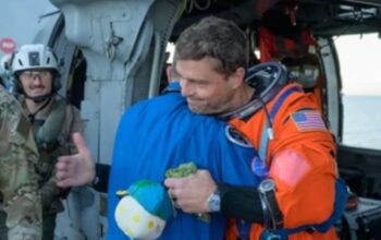 Selamat Datang Pahlawan! Senyum Haru Astronot Artemis II Usai Misi Bulan Bersejarah