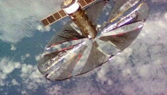 Rusia Pernah Uji Cermin Antariksa untuk Terangi Malam Tanpa Lampu